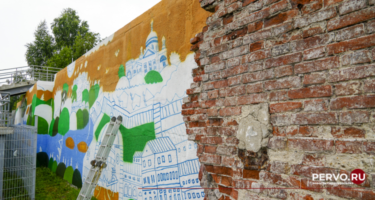 В Первоуральске рисуют большой мурал