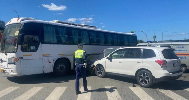 Водитель Subaru спровоцировал массовое ДТП, и врезался в автобус