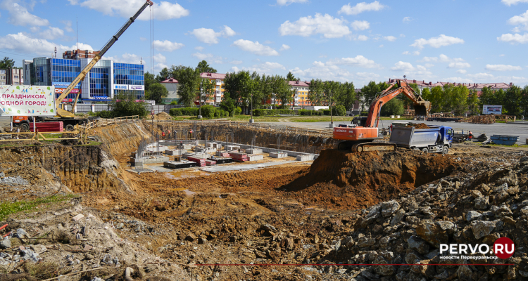 На стройплощадке стадиона «Уральский Трубник» заливают фундамент