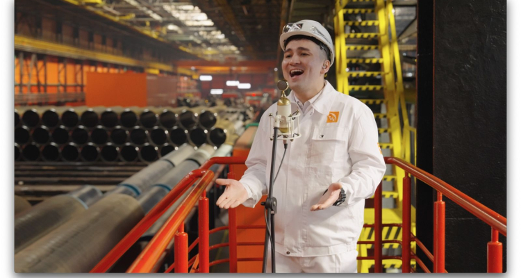 ТМК ко Дню металлурга презентовала песню из известного кинофильма в исполнении заводчан