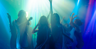 В ночном клубе Екатеринбурга женщину чуть не изнасиловали толпой