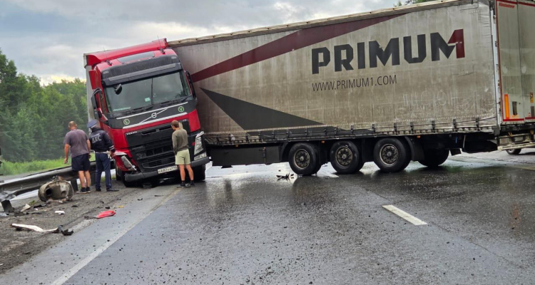 Из-за ДТП фура перекрыла федеральную трассу