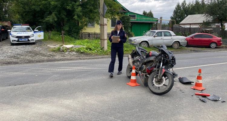 В Первоуральске 16-летний мотоциклист врезался в Kia и опрокинулся