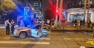 В центре Екатеринбурга машину из-за ДТП разорвало на части