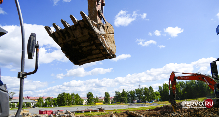 На стадионе «Уральский Трубник» идут строительные работы