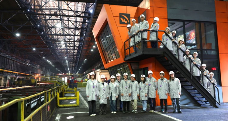 Студенты УрФУ прошли гибридные стажировки на ПНТЗ