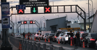 Перед въездом на Крымский мост скопилось более тысячи автомобилей