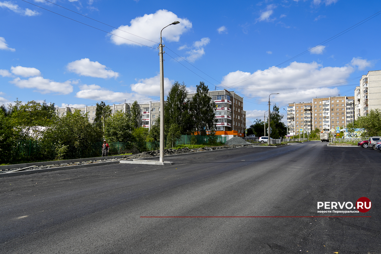 У школы №7 сделали три большие парковки 
