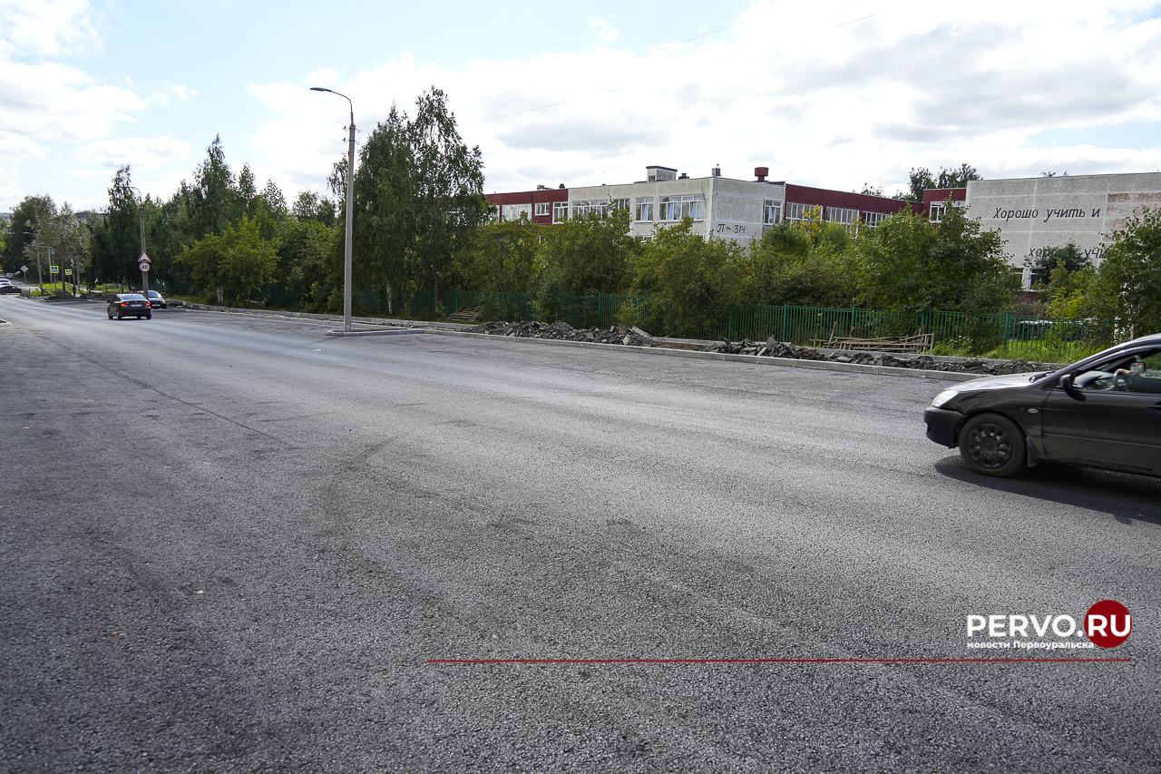 В Первоуральске у школы №7 сделали три большие парковки 