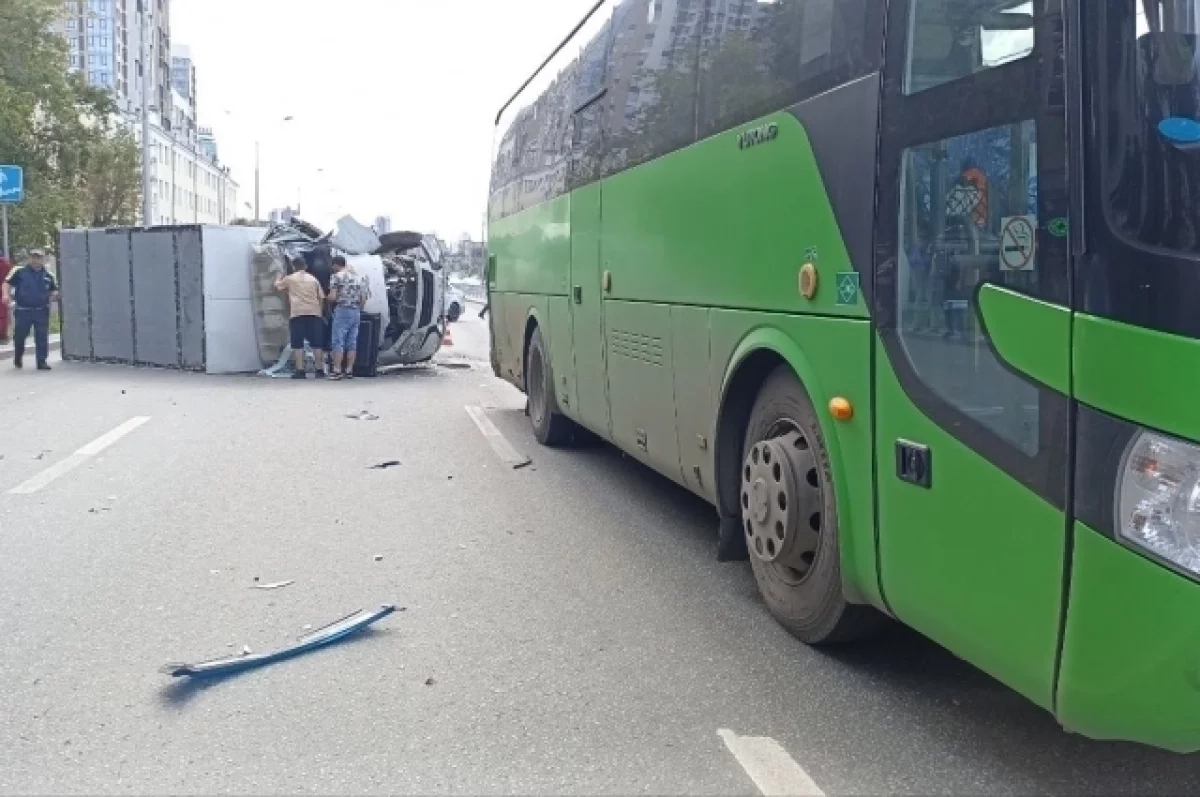 «Газель» столкнулась с рейсовым автобусом и опрокинулась