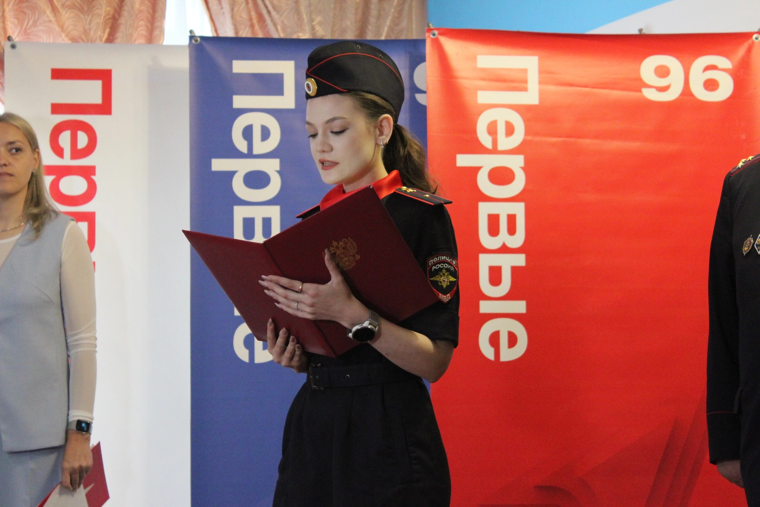 Юным первоуральцам вручили паспорта