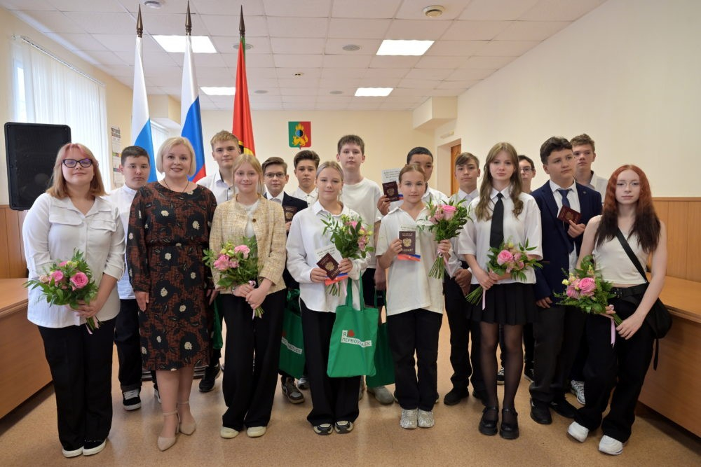 В администрации вручили первые паспорта юным гражданам России