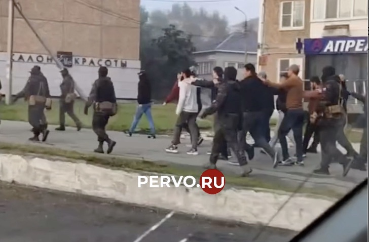 В Первоуральске «Русская община» по улицам провела задержанных мужчин