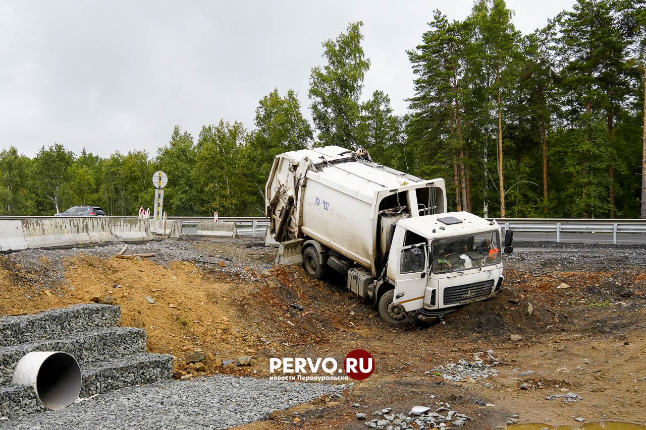 Мусоровоз при съезде с эстакады, угодил в кювет