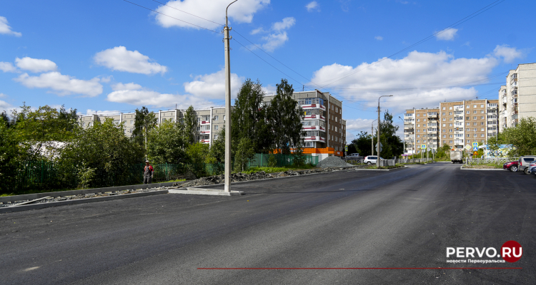 У школы №7 сделали три большие парковки 