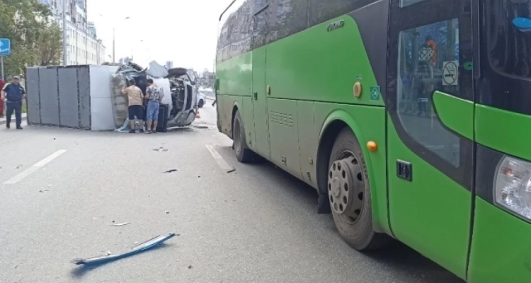 «Газель» столкнулась с рейсовым автобусом и опрокинулась