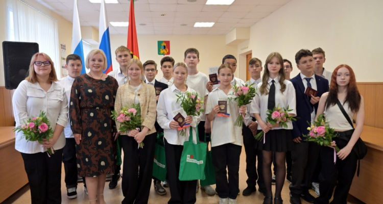 В администрации вручили первые паспорта юным гражданам России