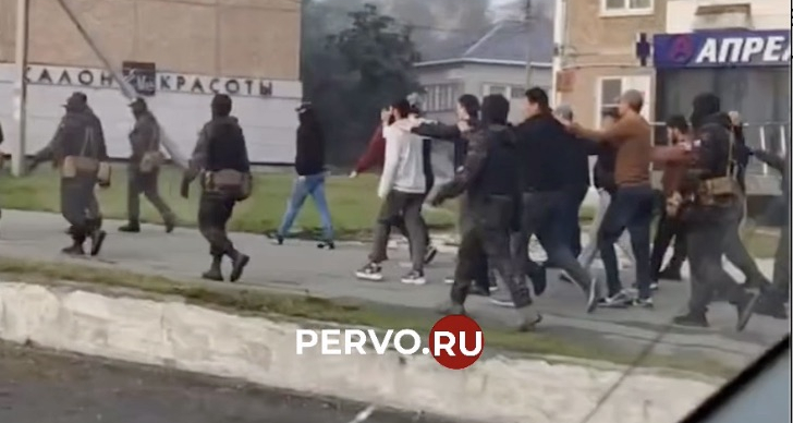 В Первоуральске «Русская община» по улицам провела задержанных мужчин