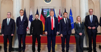 Макрон в Белом доме убрал руку в карман, нарушив дипломатический протокол