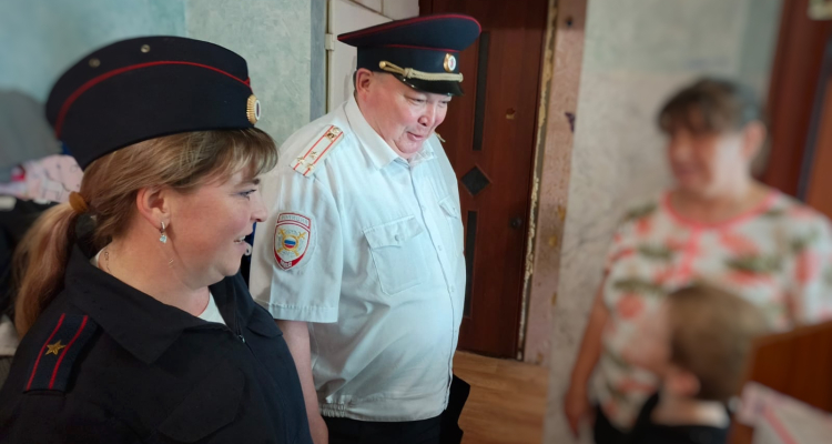 Полицейские приняли участие в акции «Помоги пойти учиться»