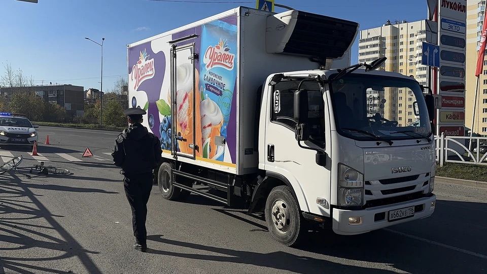 Автомобиль сбил велосипедиста на пешеходном переходе. Видео