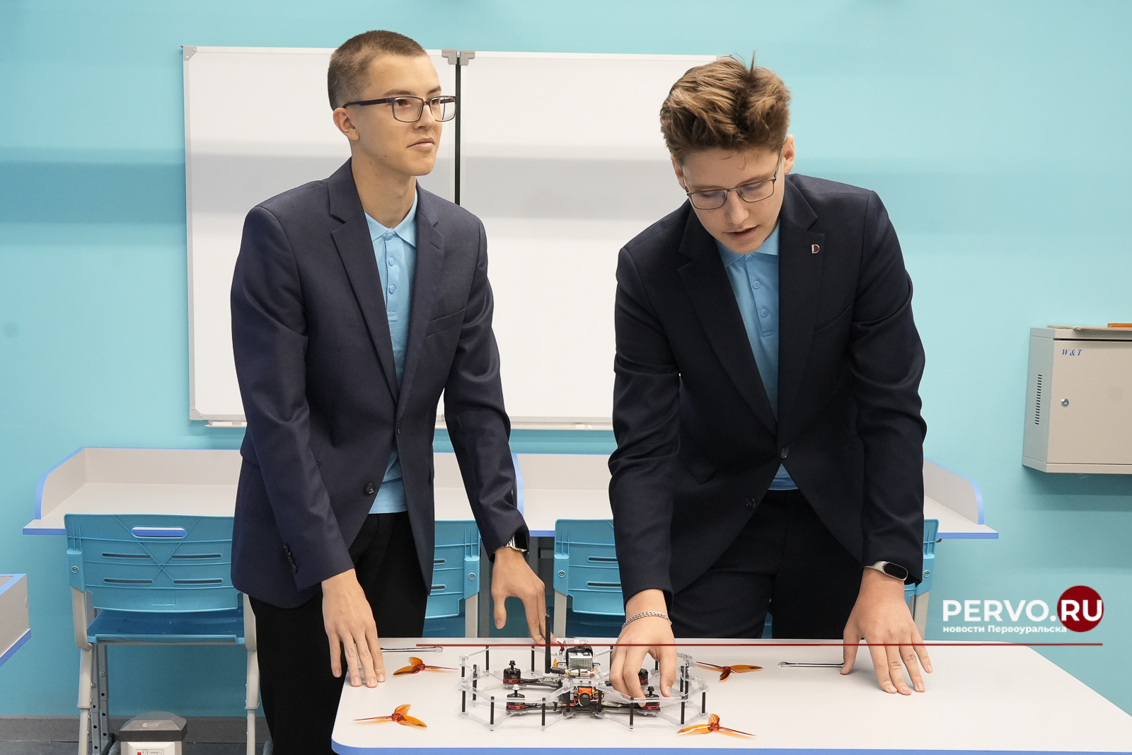В Первоуральске в школе №5 открылись современные физическая и инженерно-технологическая лаборатории