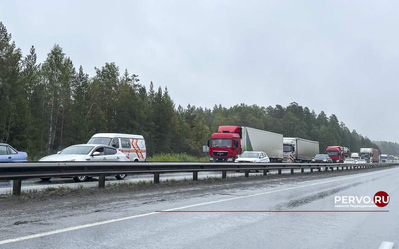 На трассе Пермь – Екатеринбург перекрыли движение из-за ДТП
