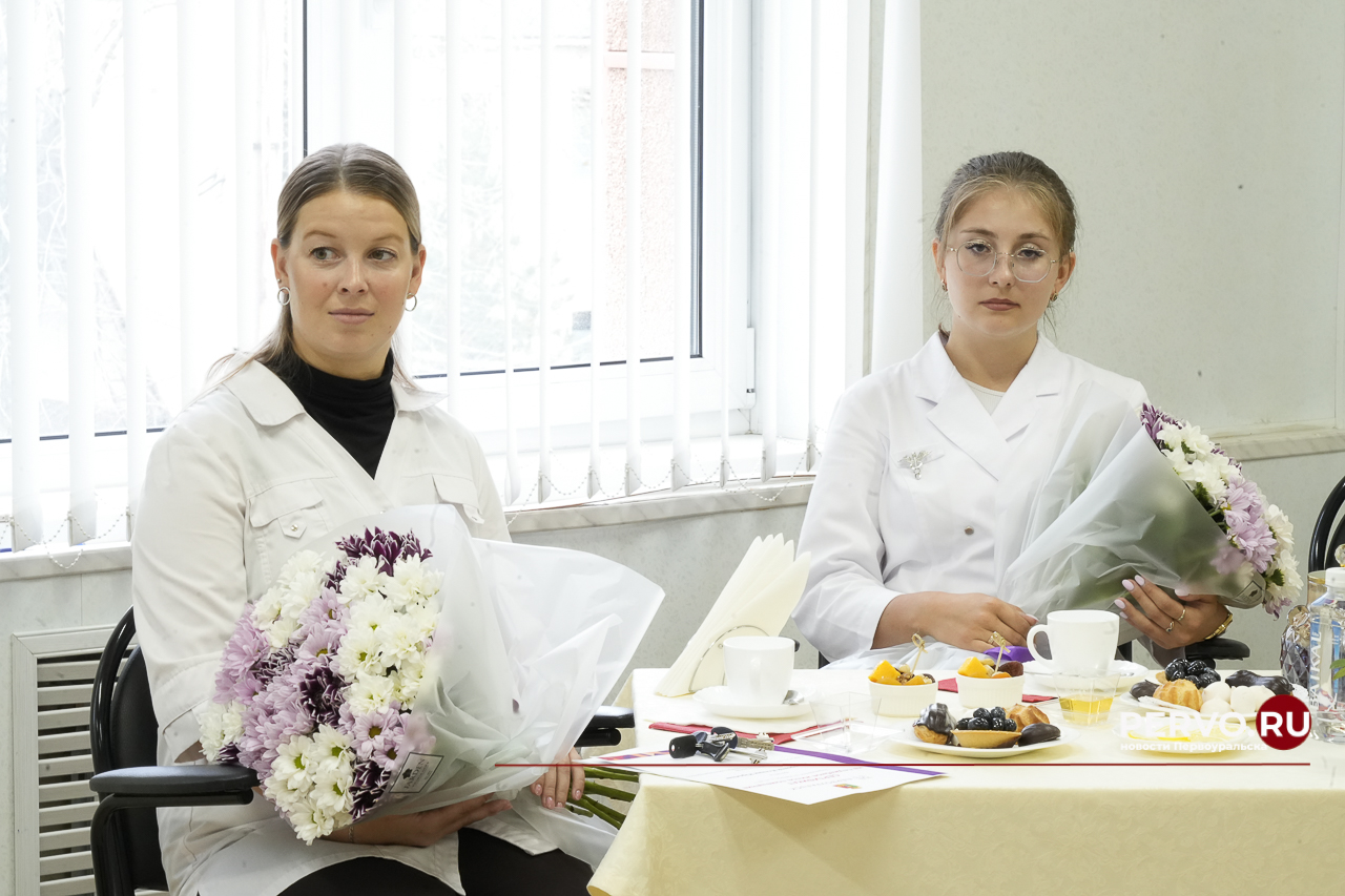 В Первоуральске двум врачам вручили ключи от служебного жилья