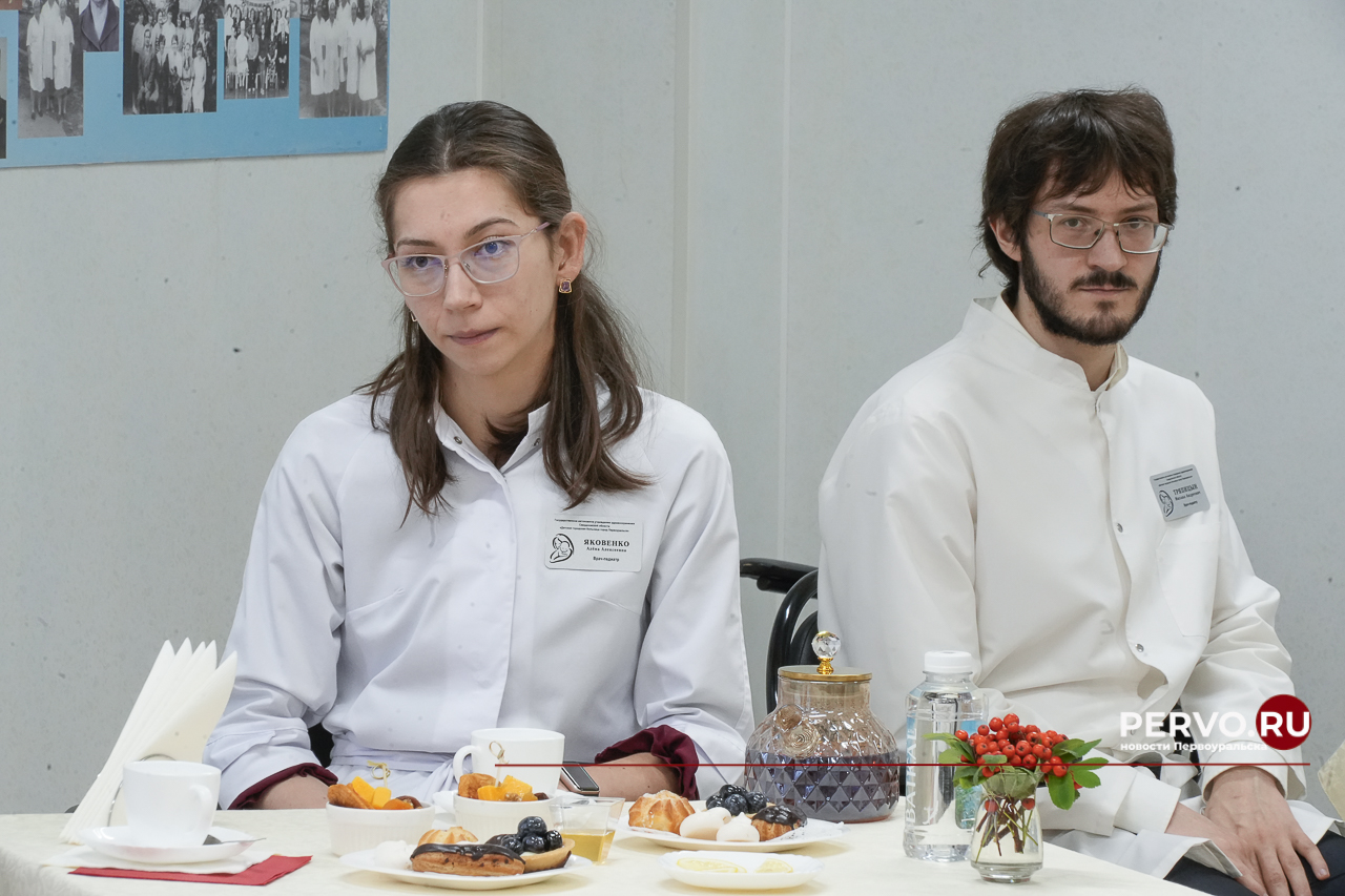 В Первоуральске двум врачам вручили ключи от служебного жилья