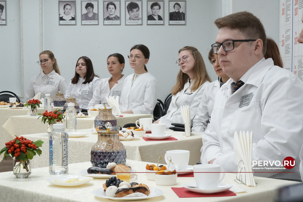 В Первоуральске двум врачам вручили ключи от служебного жилья