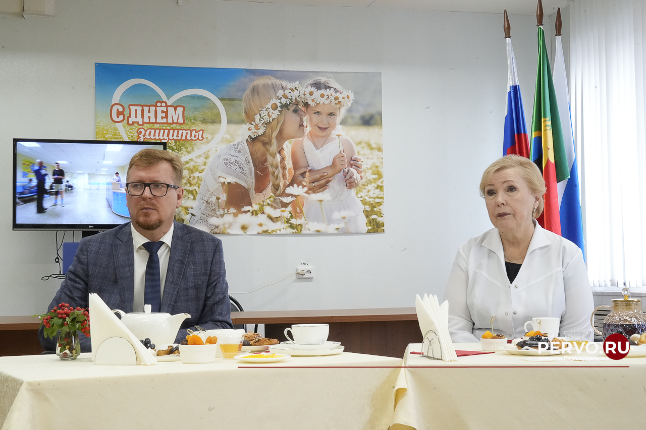 В Первоуральске двум врачам вручили ключи от служебного жилья