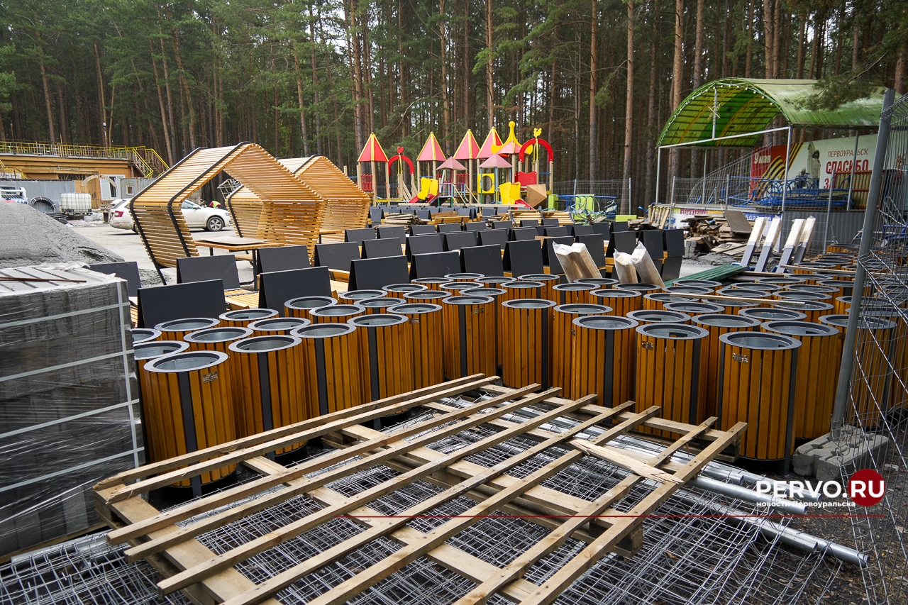 В Первоуральске в «Парке новой культуры» устанавливают входную группы