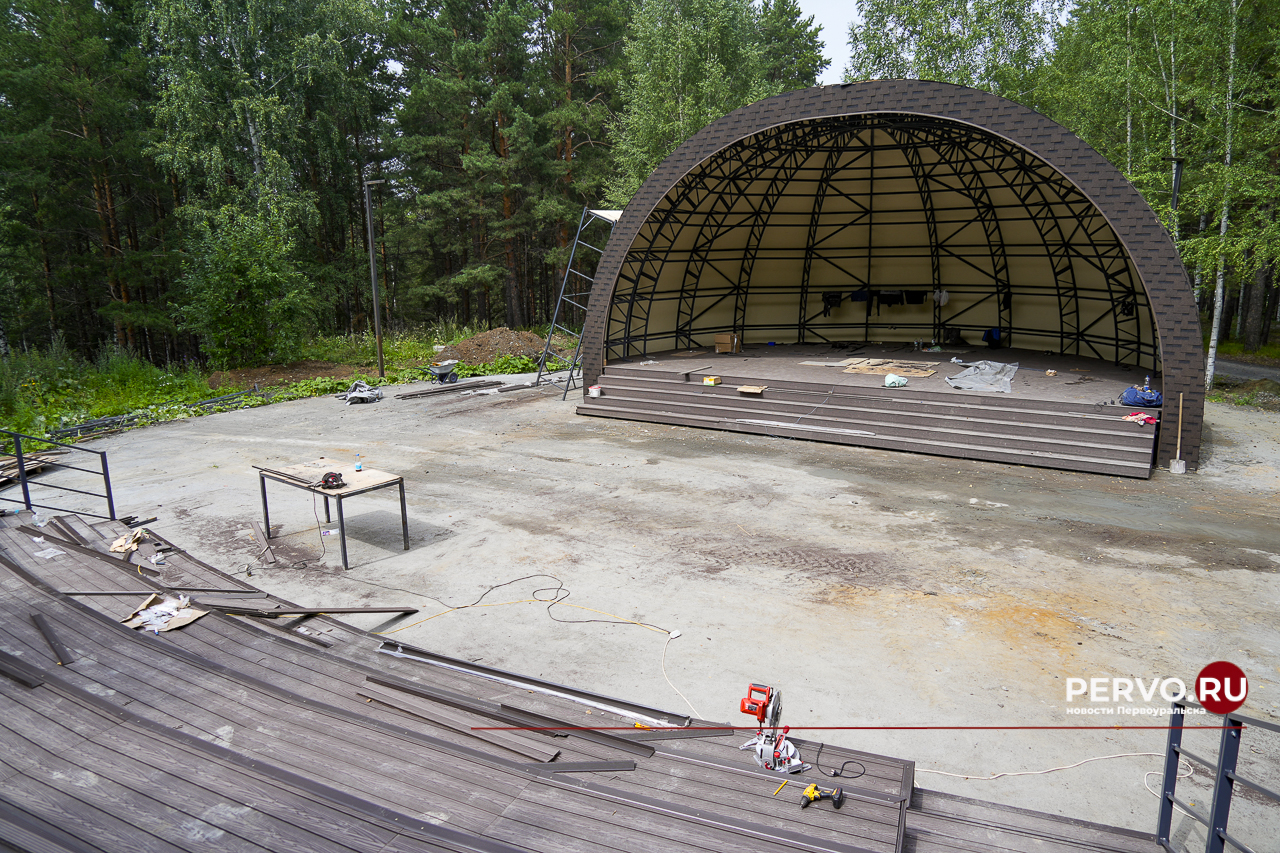В Первоуральске в «Парке новой культуры» устанавливают входную группы