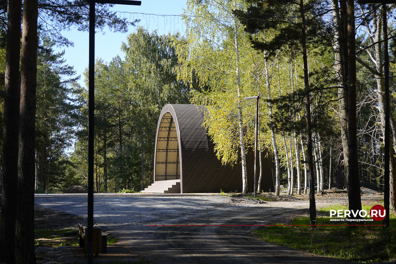 В Первоуральске в «Парке новой культуры» устанавливают входную группы