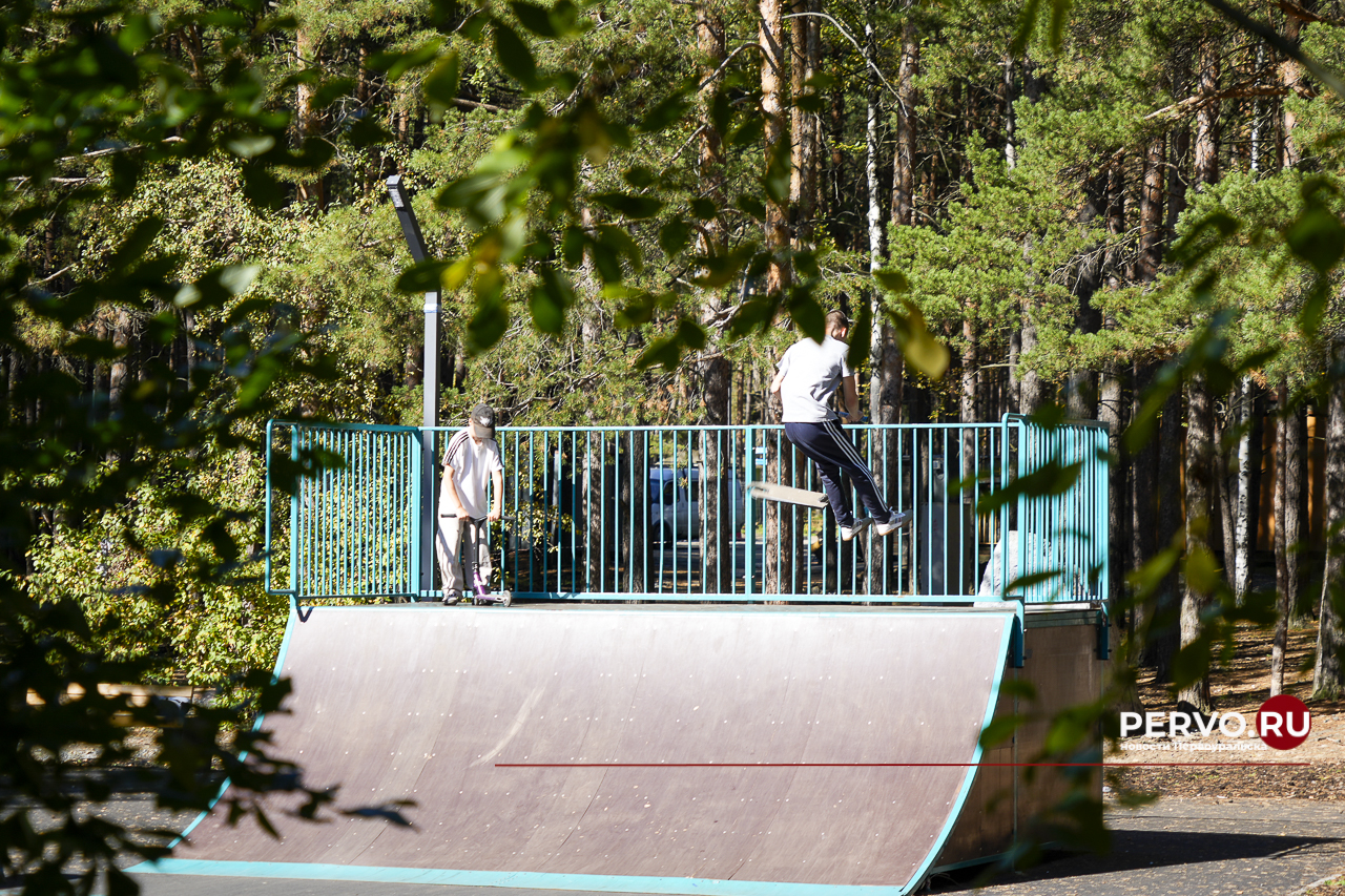 В Первоуральске в «Парке новой культуры» устанавливают входную группы