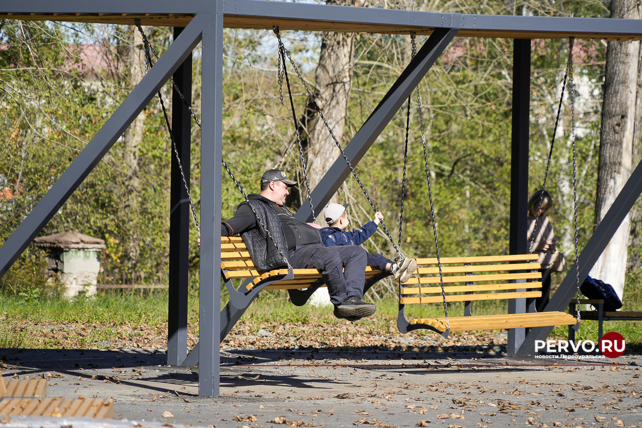 В Первоуральске в «Парке новой культуры» устанавливают входную группы