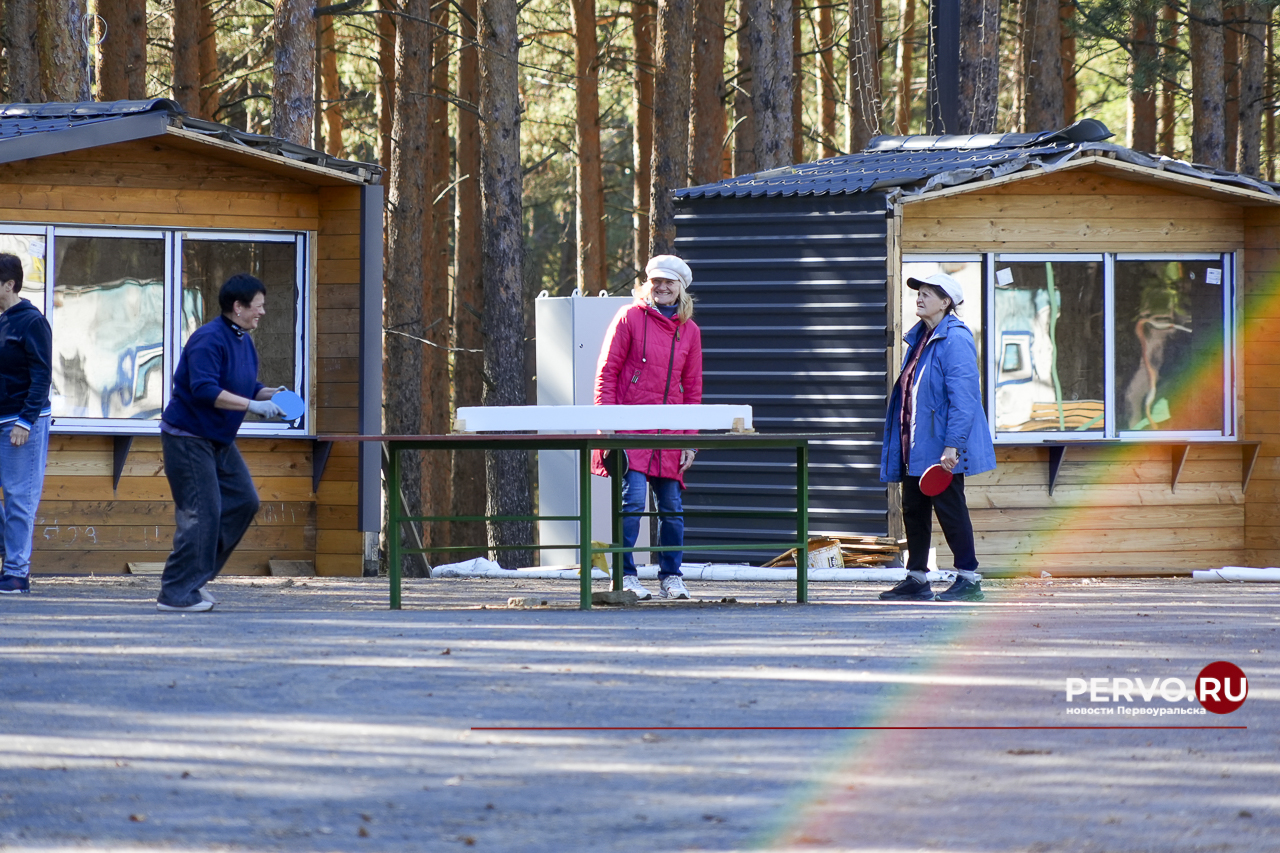 В Первоуральске в «Парке новой культуры» устанавливают входную группы