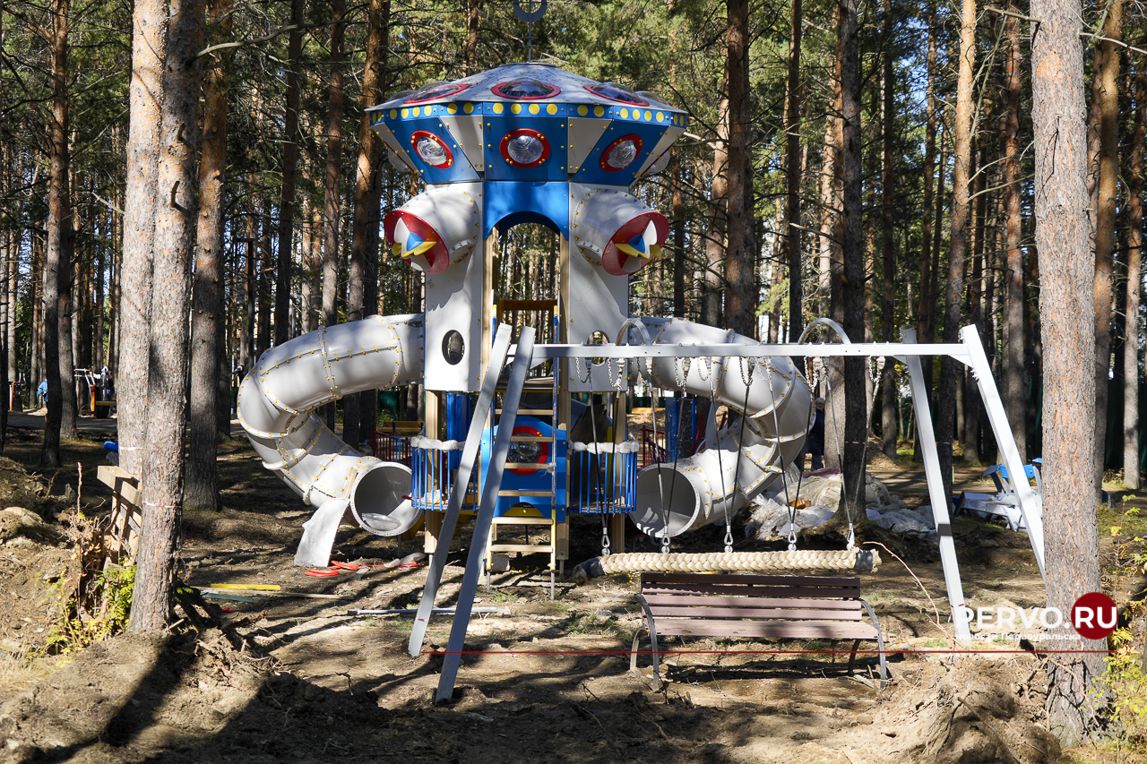 В Первоуральске в «Парке новой культуры» устанавливают входную группы