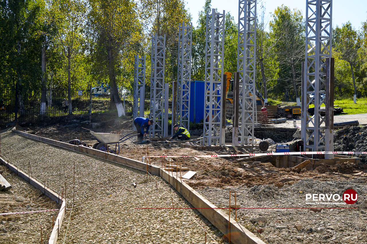 В Первоуральске в «Парке новой культуры» устанавливают входную группы