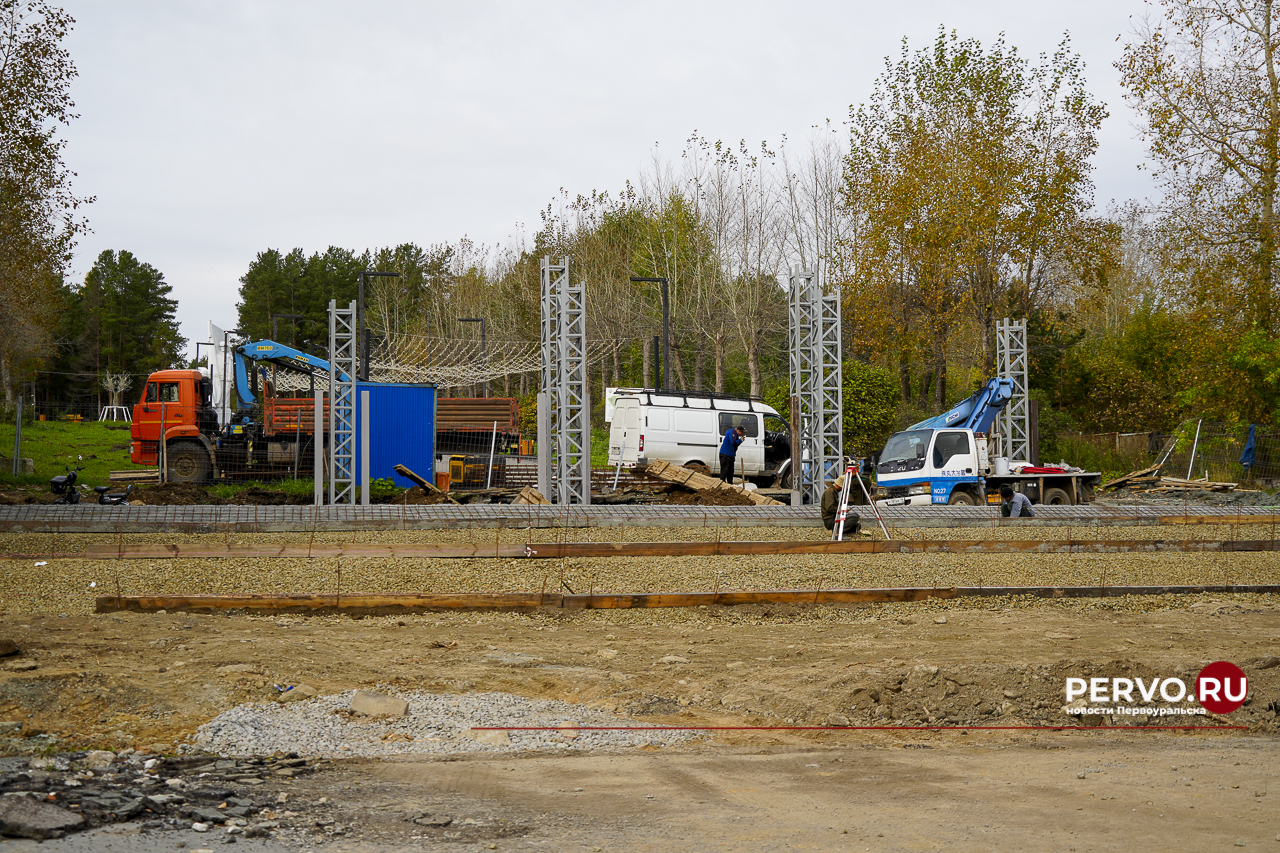 В Первоуральске в «Парке новой культуры» устанавливают входную группы