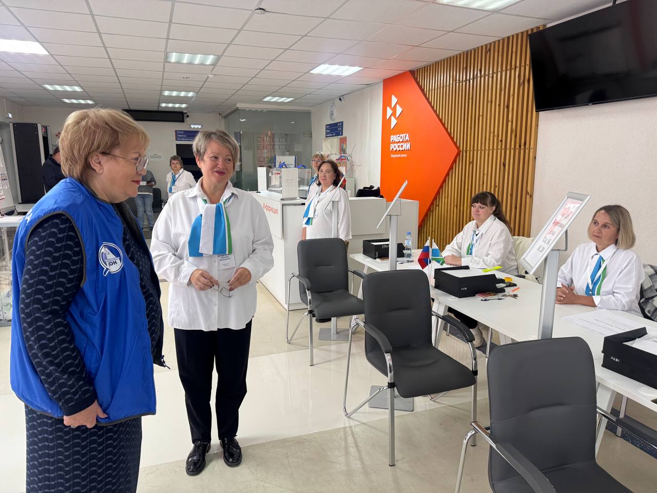 Мерзлякова посетила избирательные участки в Первоуральске