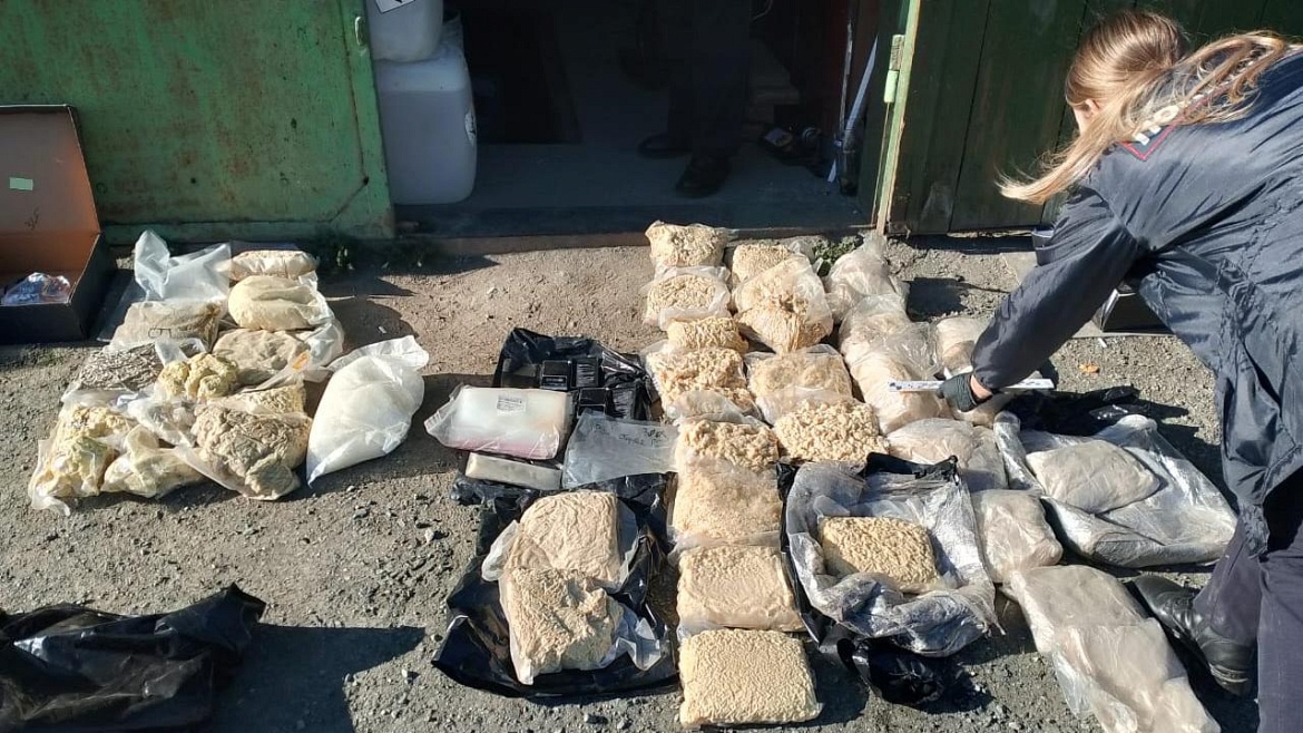 Полицейские изъяли из гаража более 48 кг «синтетики» и прекурсоров