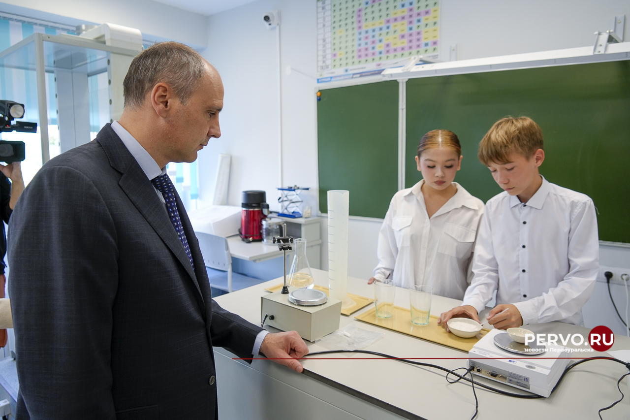 Глава Денис Паслер региона оценил школу №12 Первоуральска после капремонта
