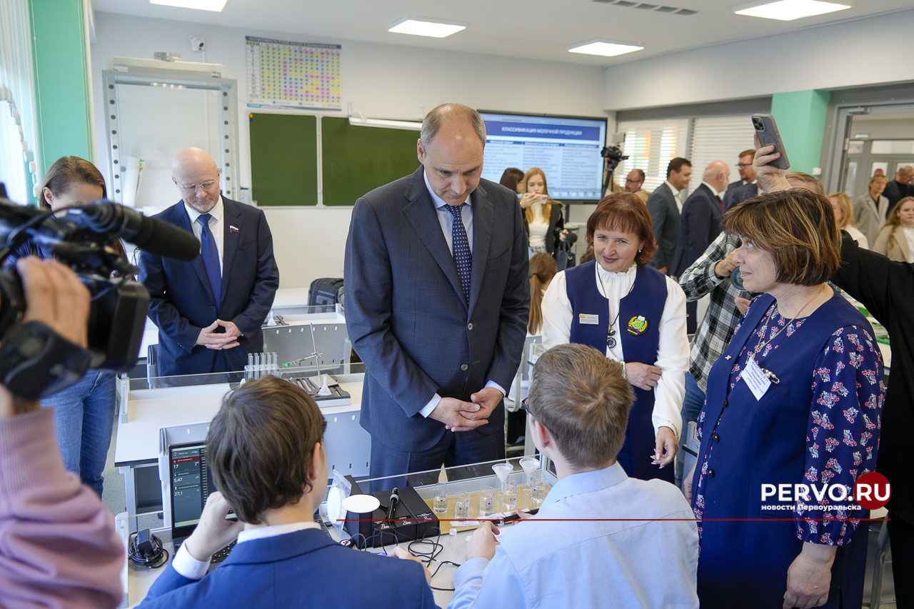 Глава Денис Паслер региона оценил школу №12 Первоуральска после капремонта
