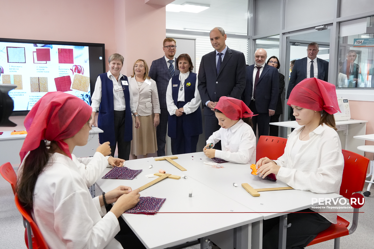 Глава Денис Паслер региона оценил школу №12 Первоуральска после капремонта