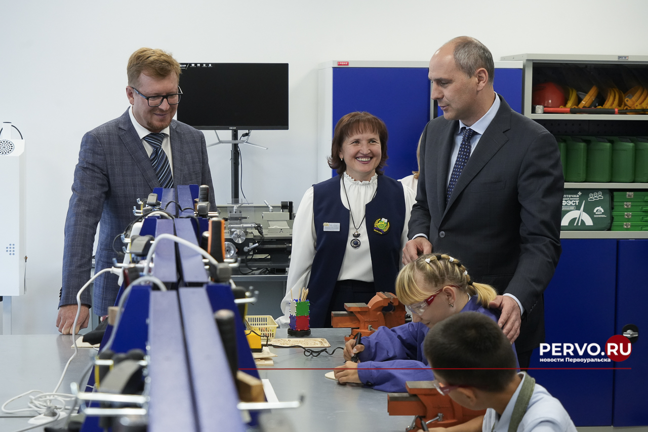 Глава Денис Паслер региона оценил школу №12 Первоуральска после капремонта