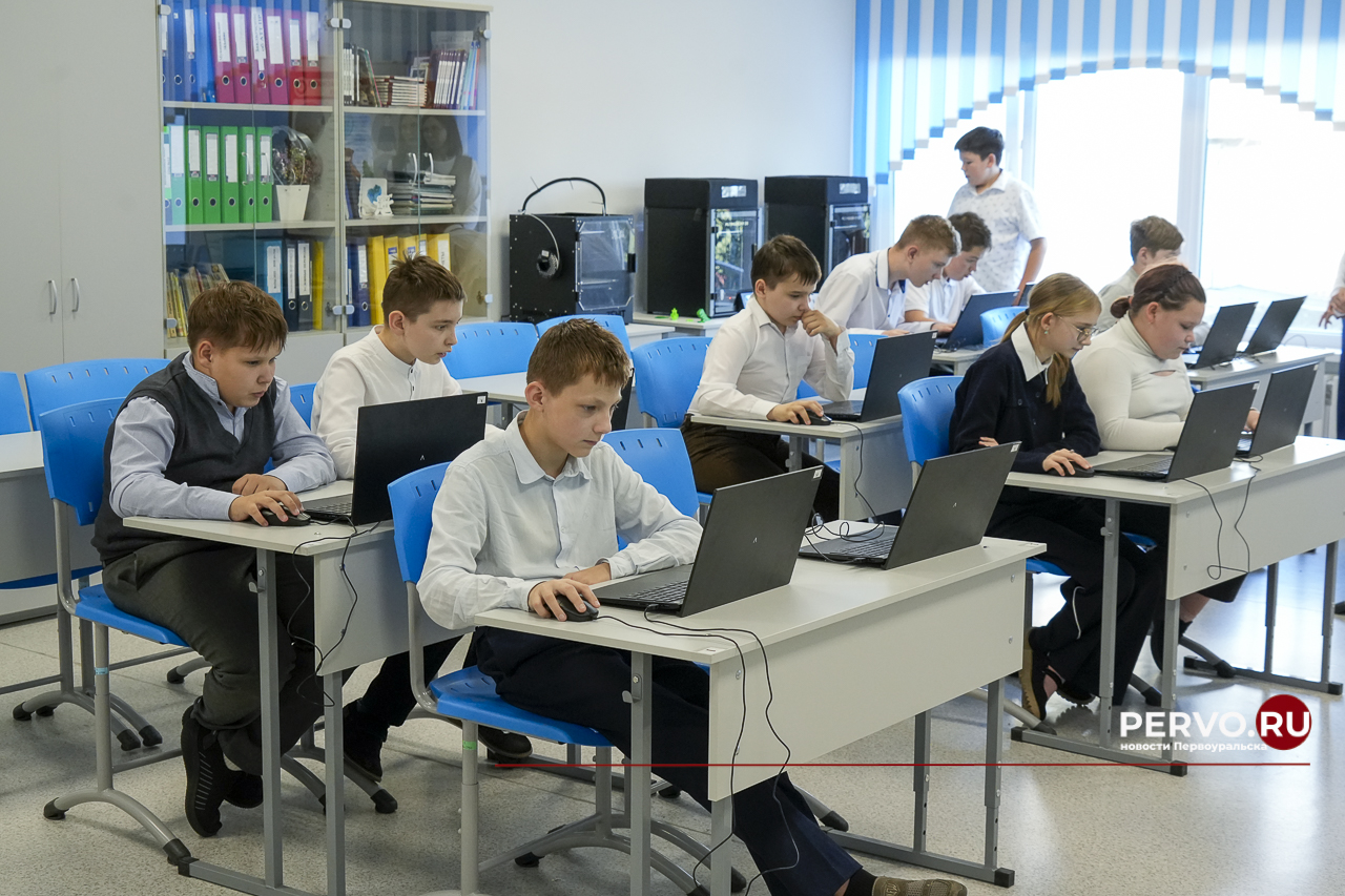 Глава Денис Паслер региона оценил школу №12 Первоуральска после капремонта