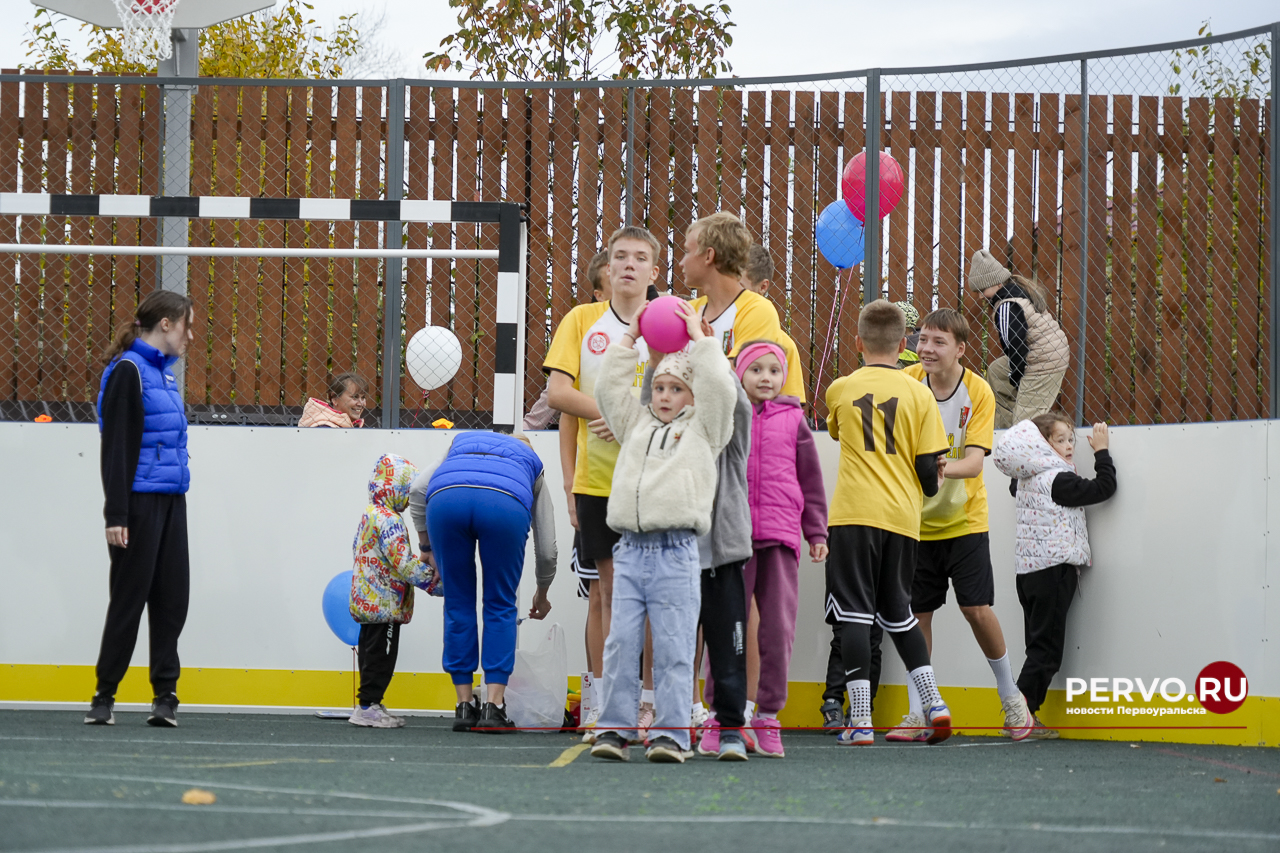 Многофункциональный корт за 2,5 млн рублей появился в Первоуральске