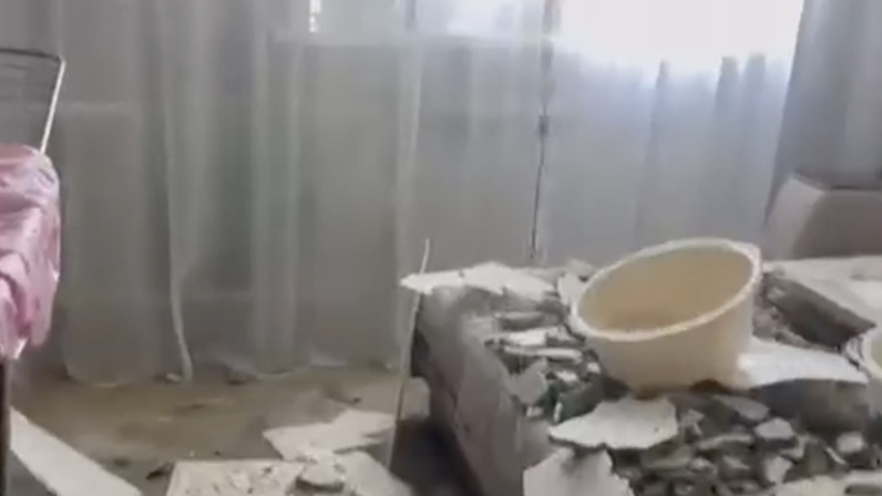 В жилом доме после прорыва трубы обрушился потолок