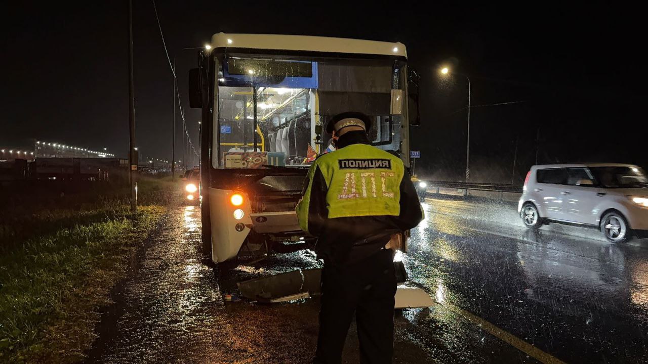 Автоинспекторы устанавливают обстоятельства ДТП с участием автобуса